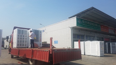 天氣晴朗便會(huì)在空曠的場(chǎng)地卸貨.jpg 天氣晴朗便會(huì)在空曠的場(chǎng)地卸貨.jpg