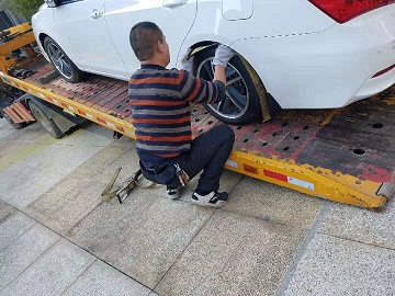 裝車后細(xì)心的師傅再三檢查車輛固定情況.jpg 裝車后細(xì)心的師傅再三檢查車輛固定情況.jpg