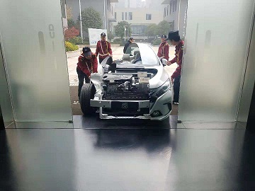 齊心協(xié)力 完成車輛模型進入展館.jpg 齊心協(xié)力 完成車輛模型進入展館.jpg