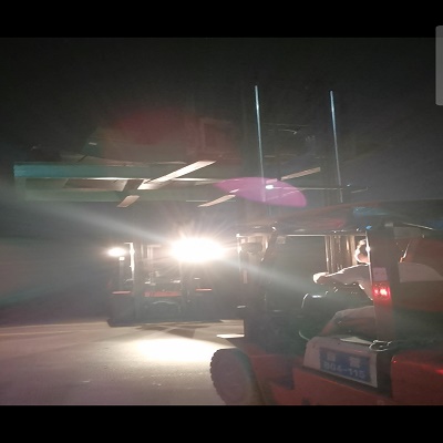 兩臺叉車配合運輸.jpg 兩臺叉車配合運輸.jpg