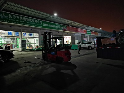 叉車準備運輸設(shè)備.jpg 叉車準備運輸設(shè)備.jpg