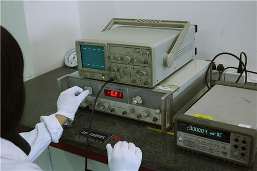 實(shí)驗(yàn)室設(shè)備搬�?.jpg 實(shí)驗(yàn)室設(shè)備搬�?.jpg