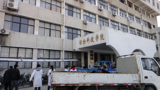 實(shí)驗(yàn)室設(shè)�?.jpg 實(shí)驗(yàn)室設(shè)�?.jpg